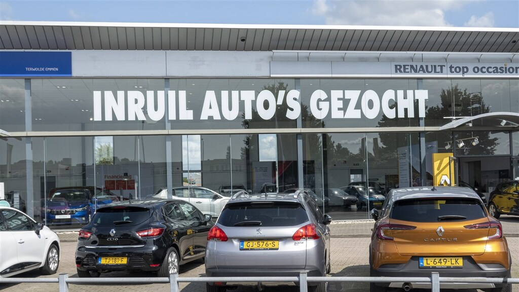 Auto verkopen nederland is makkelijk blijkt uit grote sticker op raam showroom inruilers gezocht