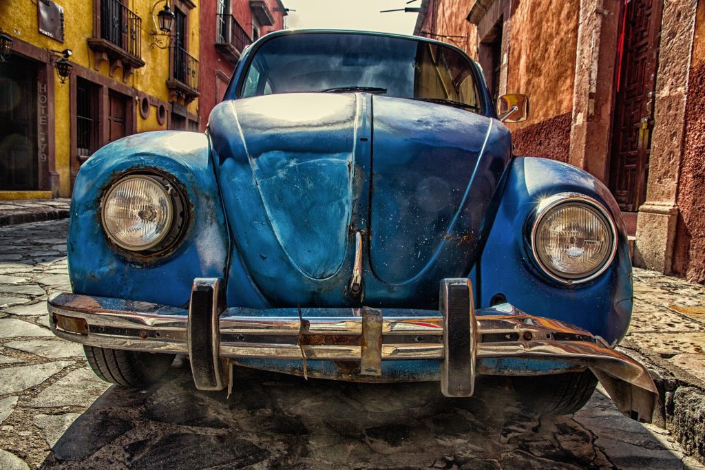 oude auto blauwe volkswagen VW kever met deuken